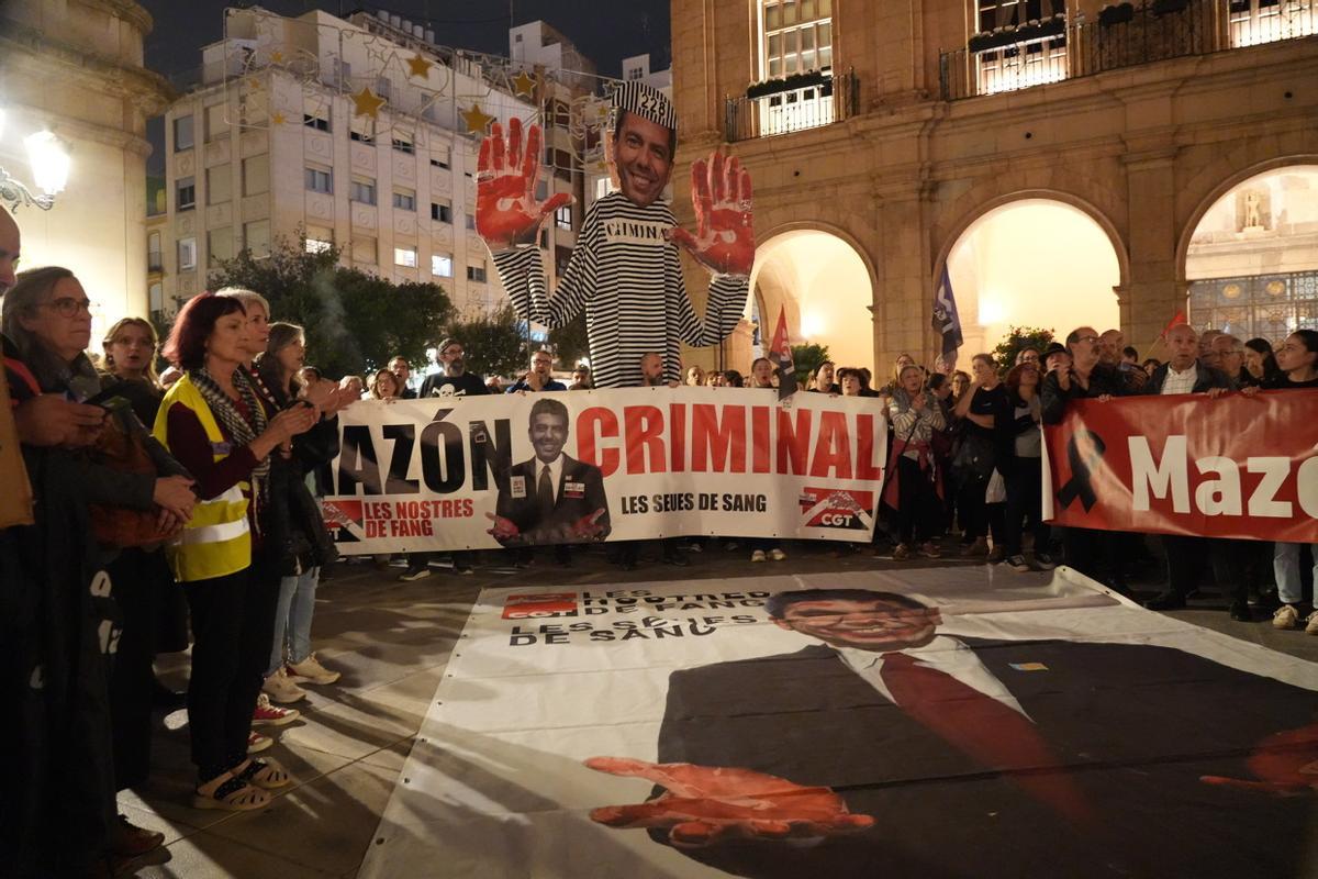 La concentración ha mostrado pancartas y carteles pidiendo la dimisión del president.