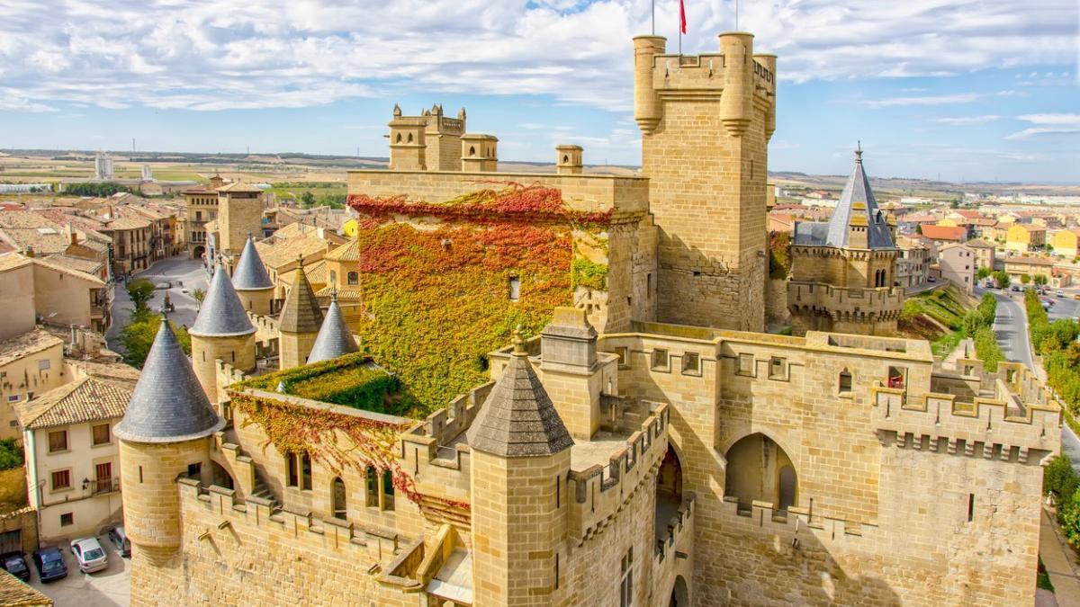 El pueblo que adoran los mayores de 65 años está en Navarra y tiene uno de los castillos más bonitos de España