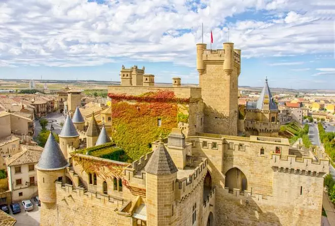 El pueblo que adoran los mayores de 65 años está en Navarra: castillo de cuento, vinos de la Ribera y paseo sin desniveles