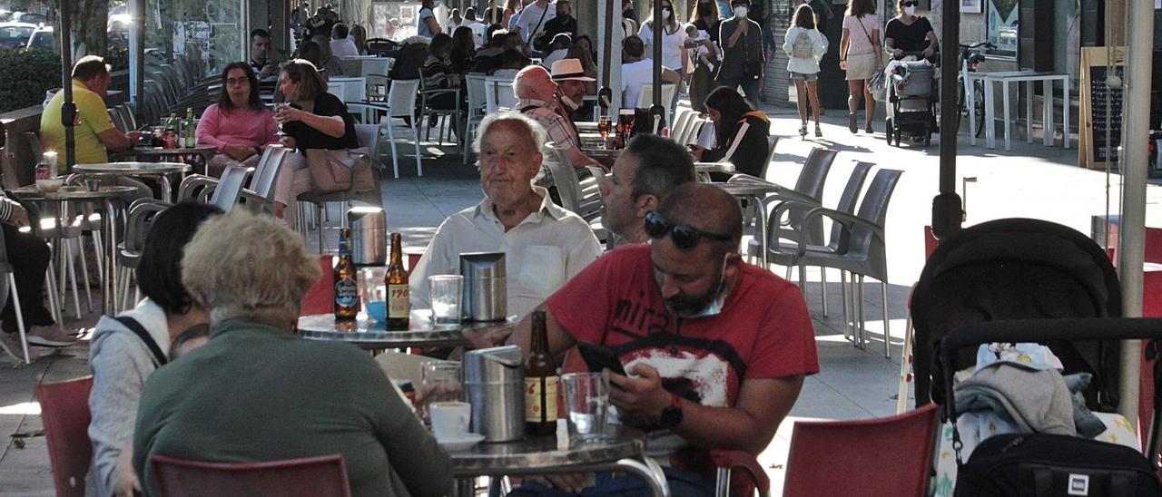 Las terrazas en Cangas están al 100% de aforo desde este sábado, al mejorar la situación sanitaria.   |  SANTOS ÁLVAREZ