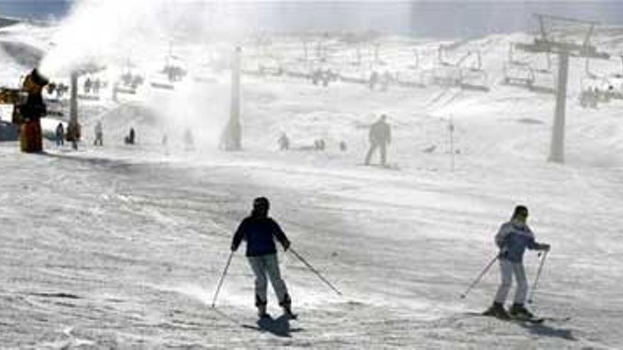 14 heridos al caerse un telesilla en Sierra Nevada