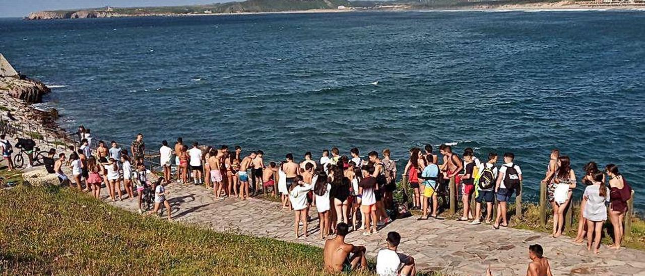 Jóvenes el martes por la tarde en La Peñona.