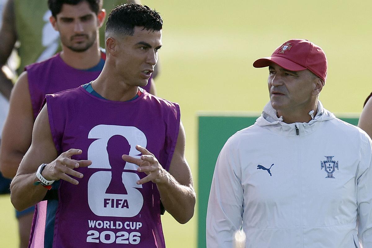 Cristiano Ronaldo habla con Roberto Martínez antes de un entrenamiento mundialista.