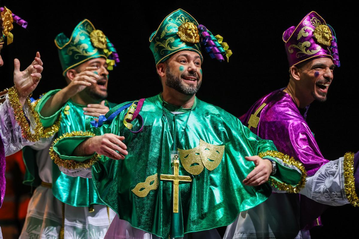 La murga de los Leones, con su propuesta 'Mira si tenemos fe, que lo intentamos otra vez', en la segunda preliminar del COAC del Carnaval