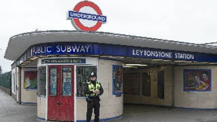 Un hombre apuñala a tres personas en el metro de Londres