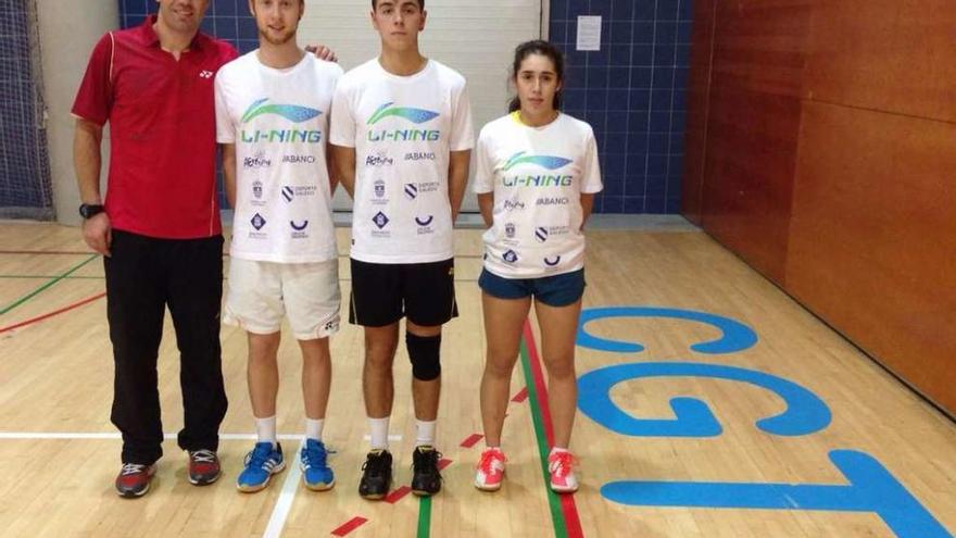 Los jugadores estradenses y su técnico Rafa Vázquez, en el centro de tecnificación de Pontevedra.