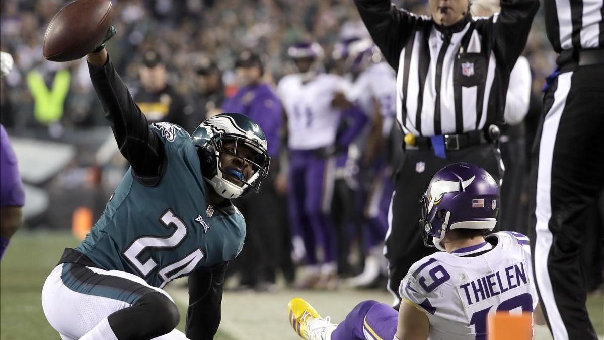 Corey Graham de los Eagles después de interceptarle un balón a Adam Thielen de los Minnesota Vikings