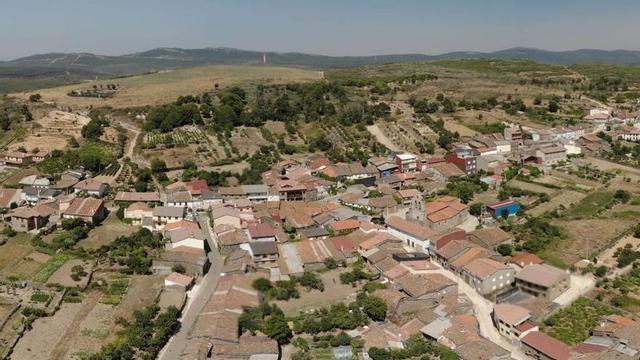 Vista aérea del casco urbano y de la iglesia de Figueruela de Arriba. | CH. S.
