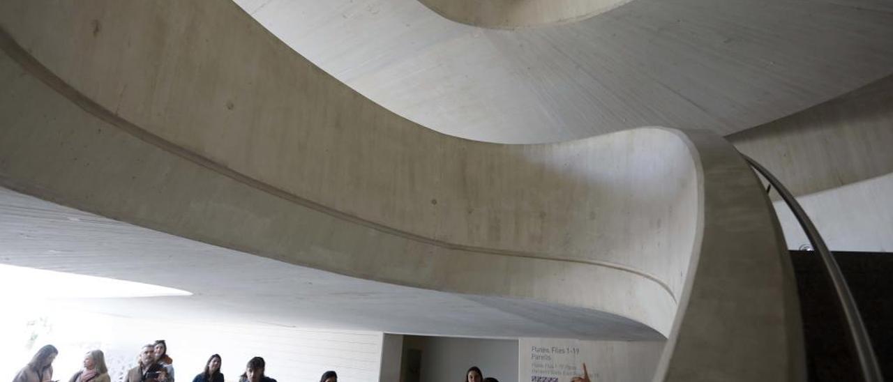 Turistas en la Ciudad de las Artes y las Ciencias.