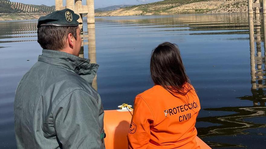Los agentes del Seprona, en una embarcación de Protección Civil, durante la inspección en el pantano de Iznájar-