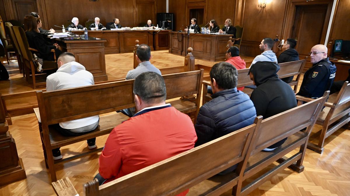 Los acusados ante el tribunal de la Audiencia Provincial.