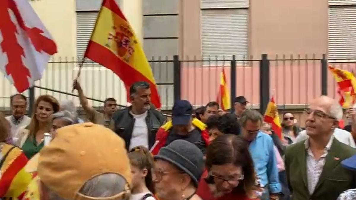 Concentración en el PSOE de Tenerife en contra de Sánchez
