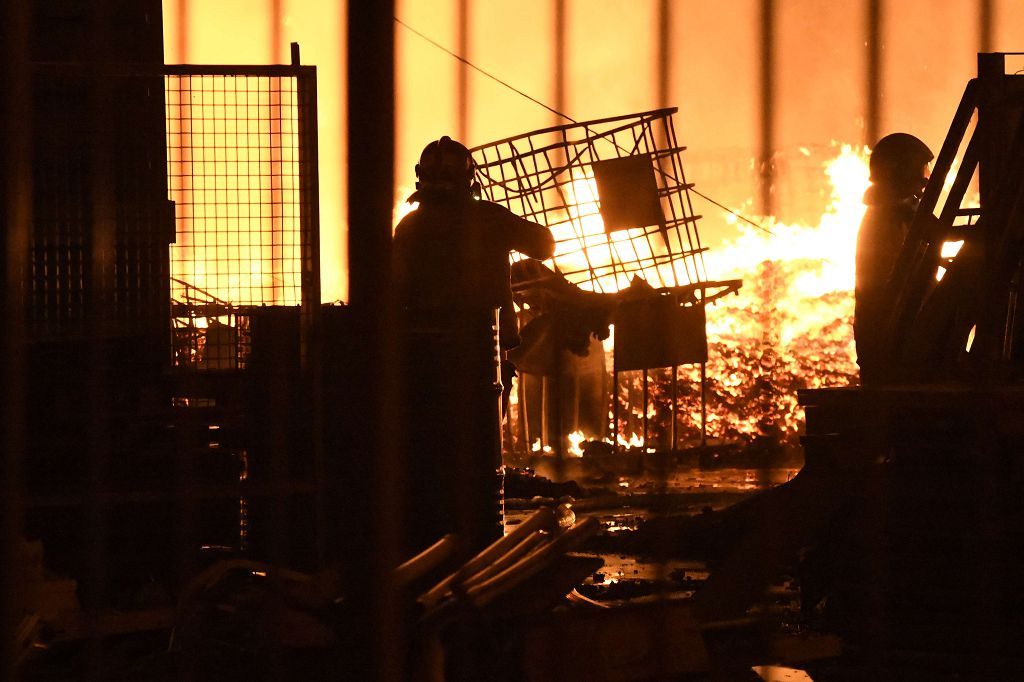 Estas son las imágenes que el aparatoso incendio de Puente Tocinos ha dejado este sábado