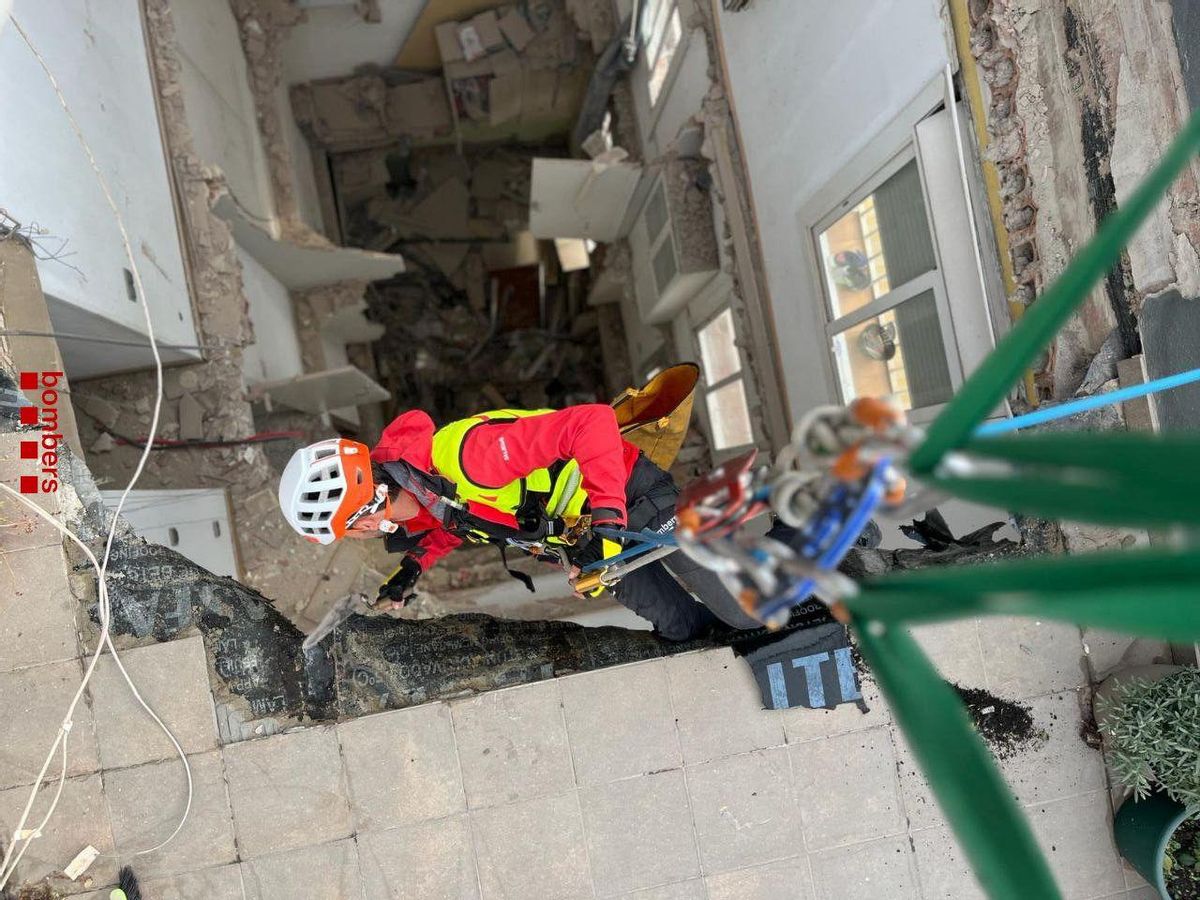 Tareas de desescombro en el bloque derrumbado de la calle Canigó de Badalona, el día del siniestro