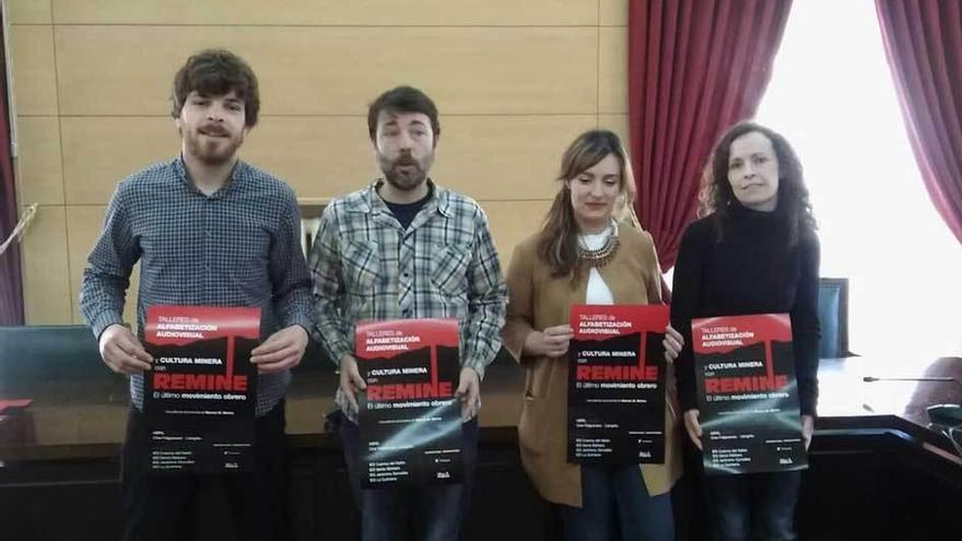 Por la izquierda, Luis Baragaño, Marcos Merino, Sheyla Suárez y Marta Crestelo, ayer, en el salón de plenos del Ayuntamiento de Langreo, en la presentación de la iniciativa.