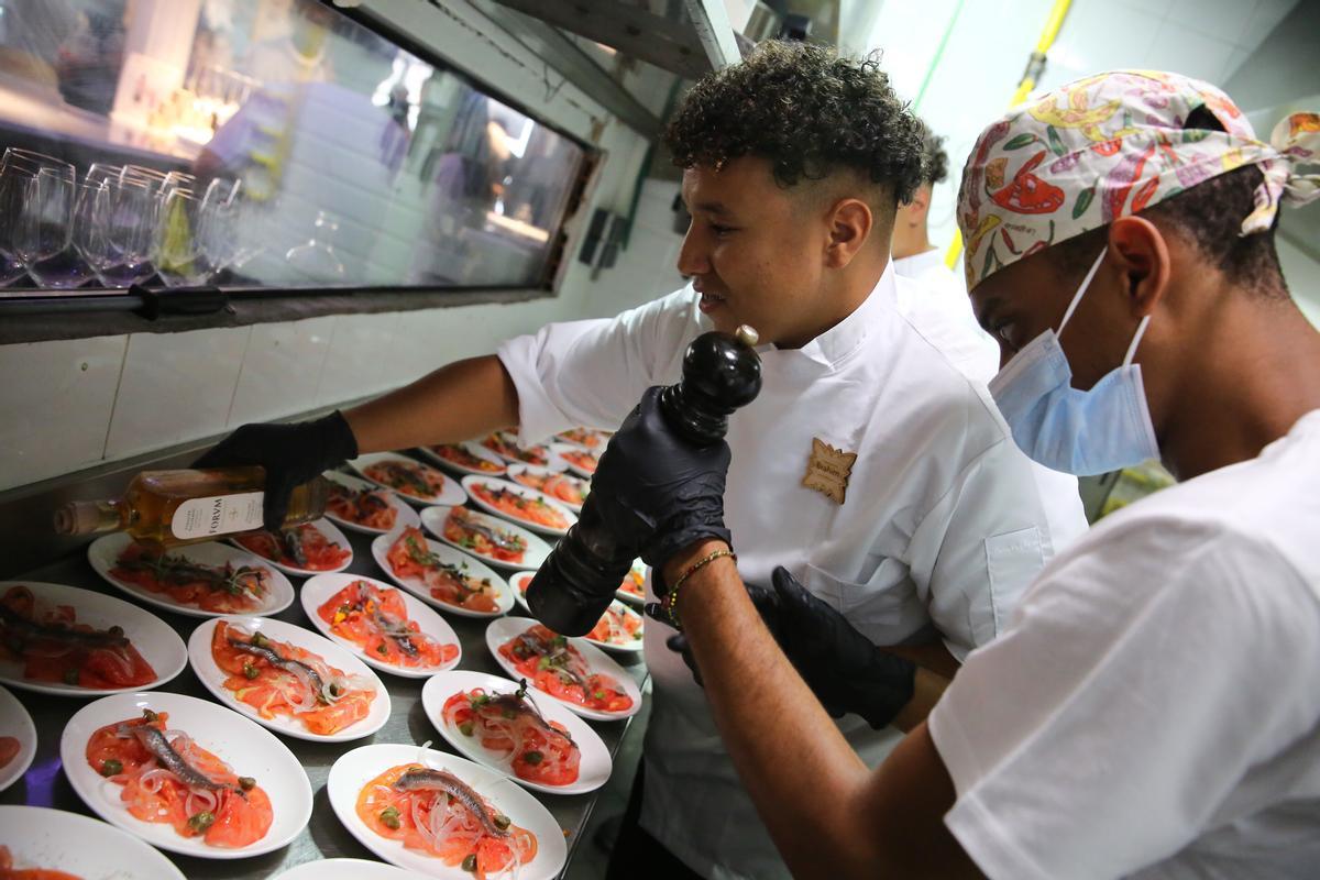 Preparativos de un carpaccio de tomate, en la cocina La Pau.