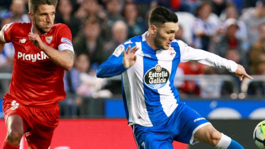 Lucas controla un balón ante Carriço.