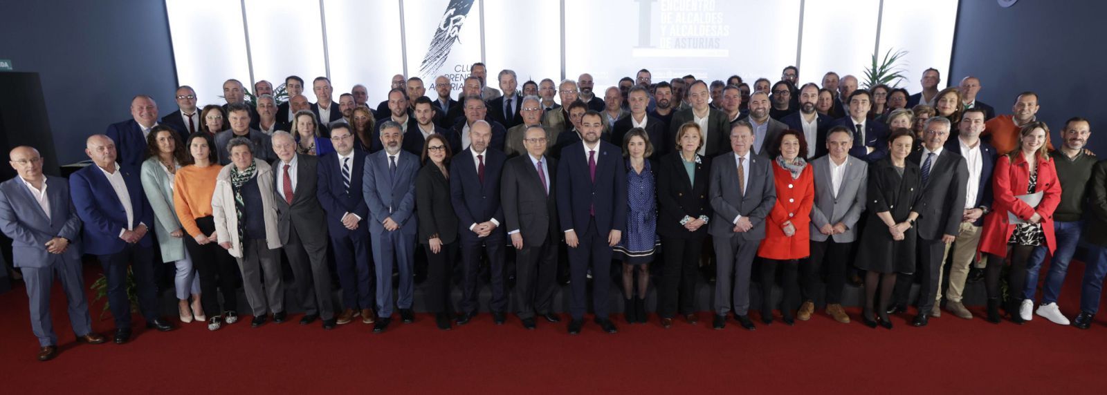 Foto de familia de los participantes en la cumbre municipalista organizada por LA NUEVA ESPAÑA el pasado martes. En el centro, en primera fila, el presidente del Principado, Adrián  Barbón, con Javier Moll, presidente de Prensa Ibérica, a su derecha.