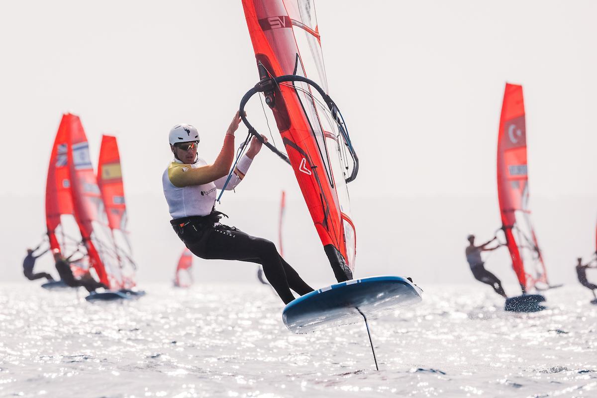 54 Trofeo Princesa Sofía Mallorca © Sailing Energy / Princesa Sofía Mallorca04 April, 2025. El mallorquín Nacho Baltasar aún tiene opicón al podio en iQFOiL masculino