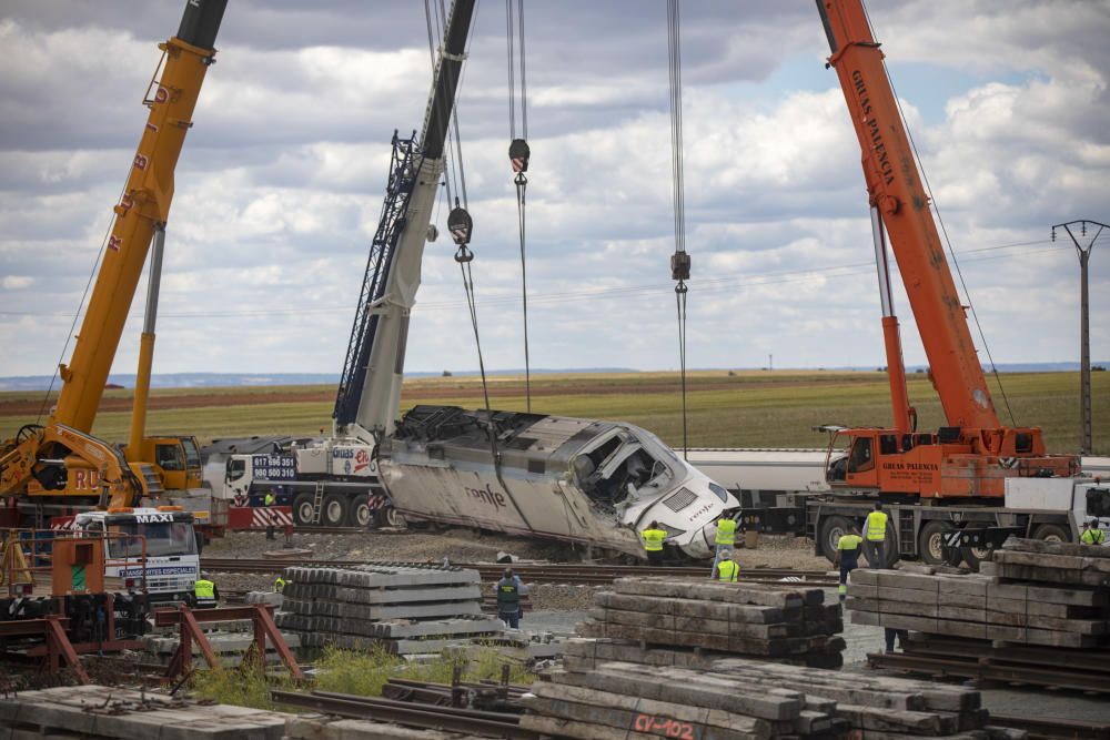 Rescate de la locomotora del Alvia