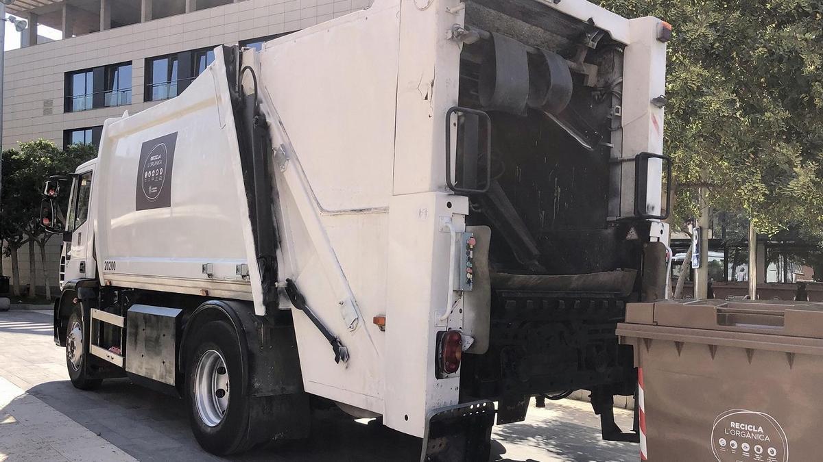 Un camión de reciclaje orgánico recoge más de 10 toneladas de residuos en los contenedores marrones.