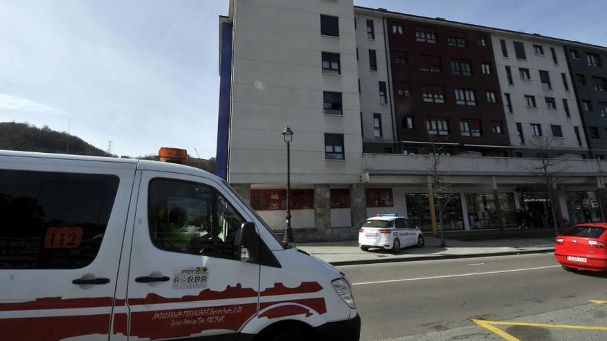 Una ambulancia y un coche de policía en la zona donde sucedió el ataque.