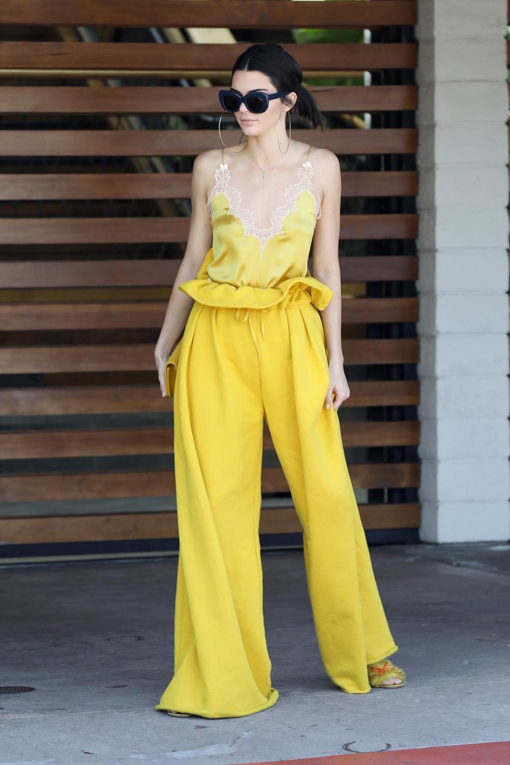 Kendall Jenner, con los pantalones paperbag de su colección
