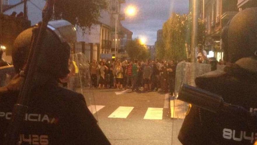 Enfrentamiento entre la Policía y los manifestantes, ayer, en Santiago.