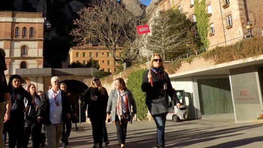 Grup de turistes visitant l&#039;entorn de la basílica, el mes d&#039;octubre passat