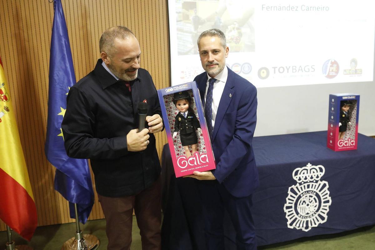Presenten a Girona la primera nina policia nacional