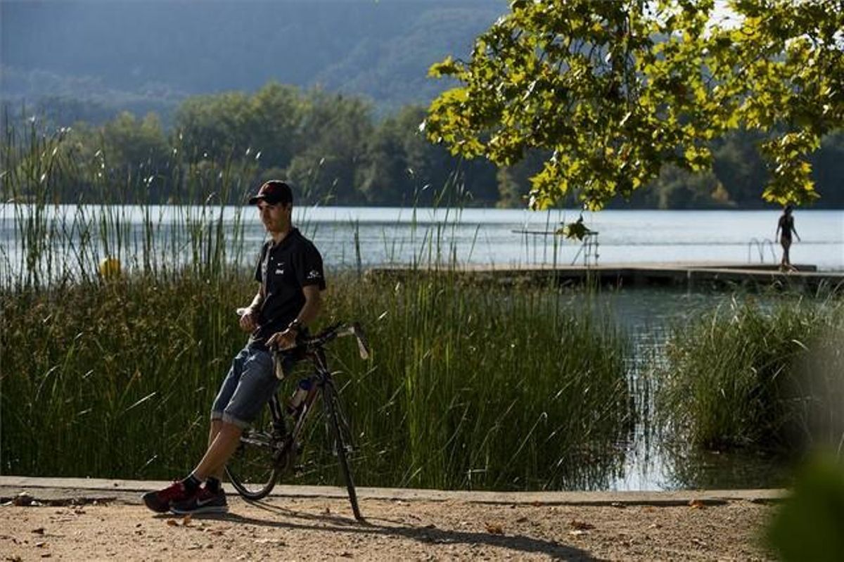 Mario Mola, recolzat a la seva bicicleta, davant de l’estany de Banyoles. Mario Mola, recolzat a la seva bicicleta, davant de l’estany de Banyoles.