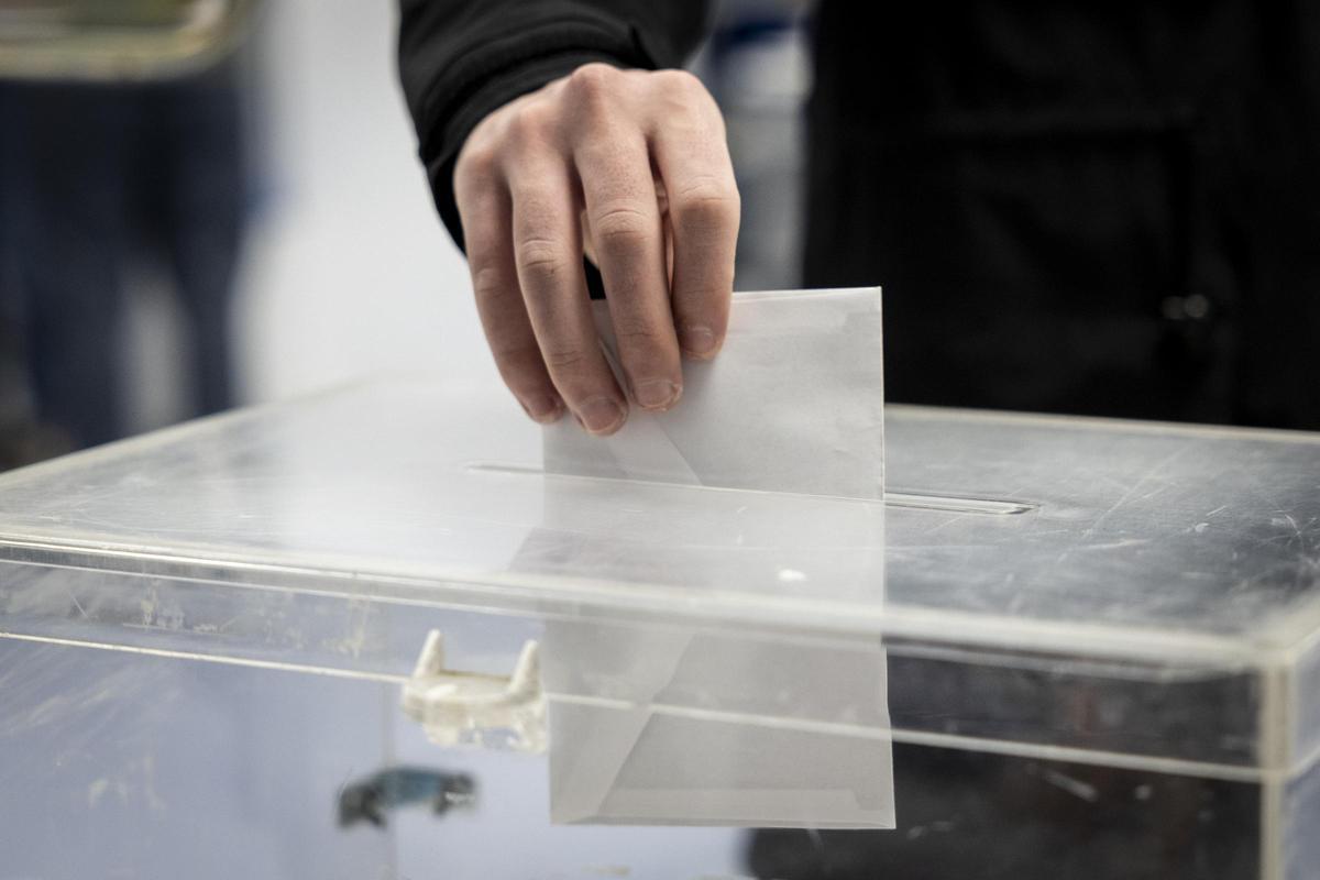 Imagen de recurso de un votante depositando su voto en las elecciones del 8 de febrero en Aragón.