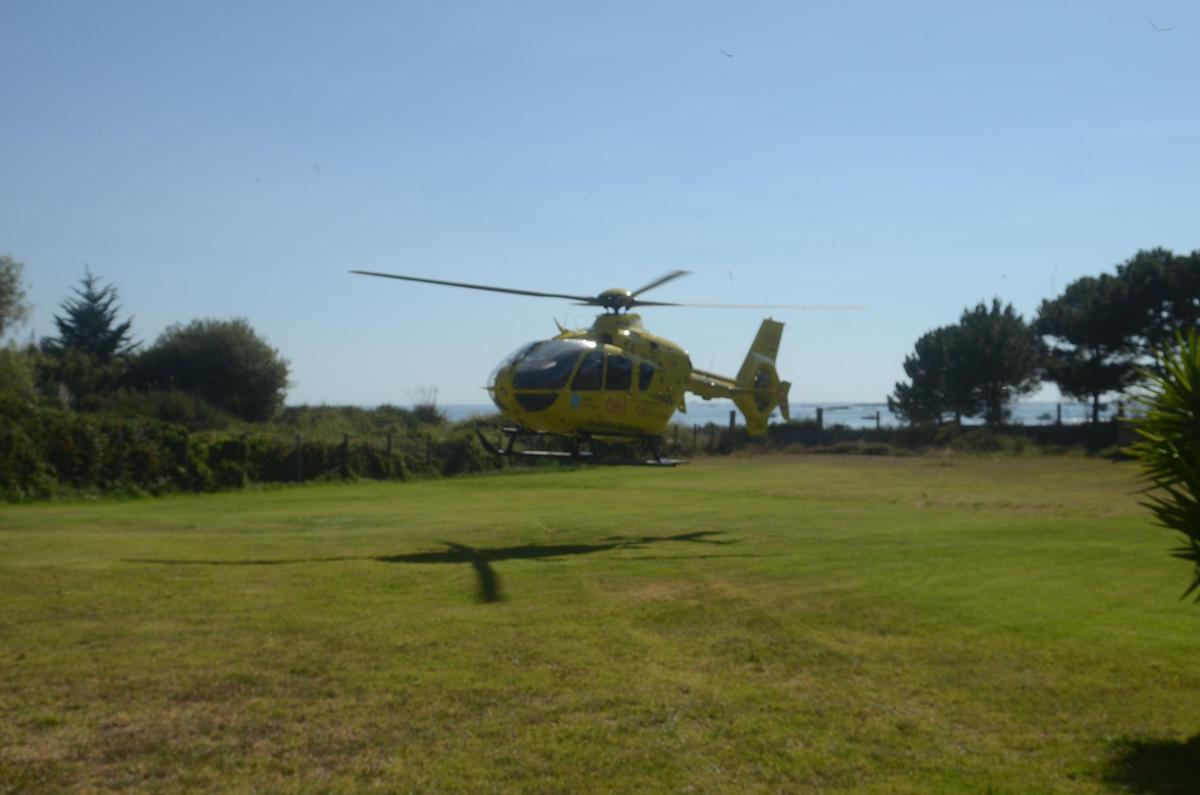 Helicóptero del 061 durante un traslado en la comarca de O Salnés.