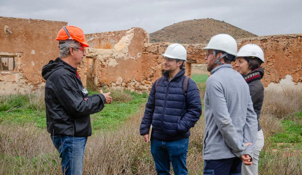 El geógrafo Rodolfo Caparrós y la tinerfeña Natalia López  junto a Carlos Corredera  y Natan Quesada (Estudio Corda) en las ruinas del cortijo.