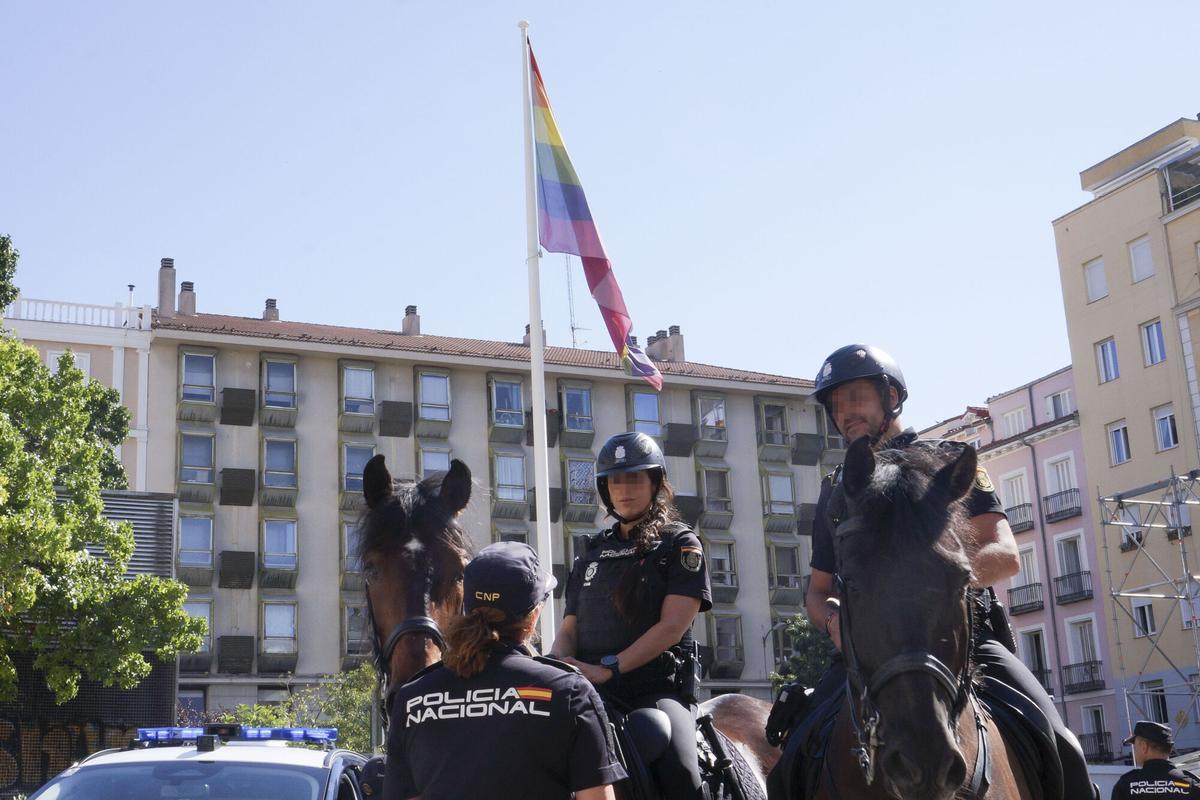 La bandera LGTBI ondeando en la plaza de Pedro Zerolo.