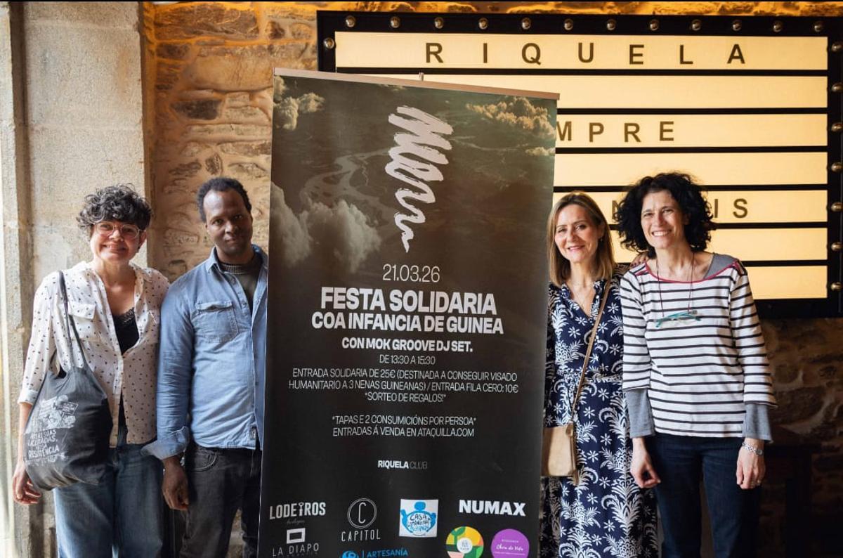 El padre de las pequeñas, junto a Mari Fidalgo, Teresa Risco e Isabel Rey en el acto del sábado en Santiago.