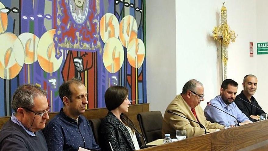 Jesús Otaola, editor; Augusto López, autor del libro; Carmen Larios, ilustradora; Emilio Betés, vicepresidente tercero de la Agrupación de Cofradías; José Antonio Sau, periodista y autor de la obra; y Santos Moreno, escritor y autor del libro.