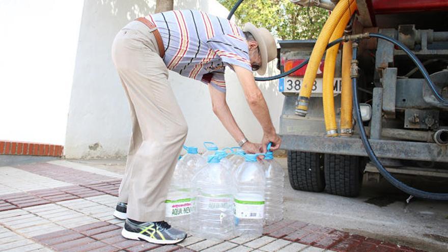 Un vecino de Fuente de Piedra recoge agua potable.