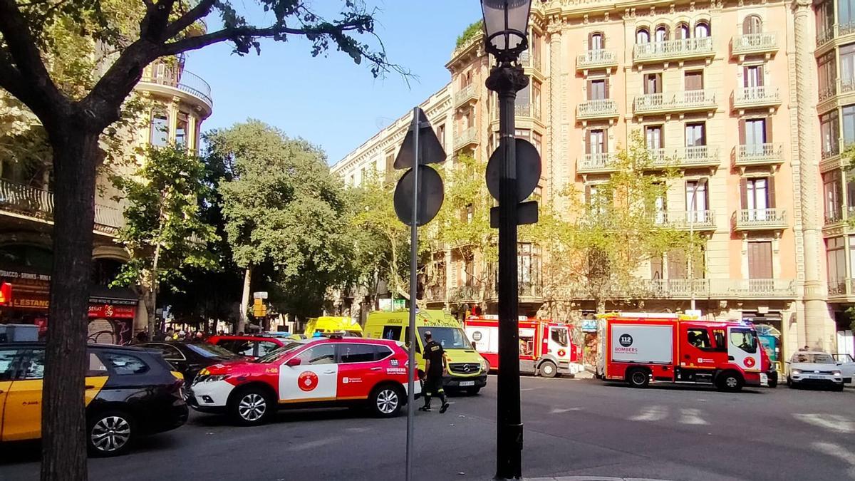 Ell Servei d’Emergències Mèdiques (SEM) y los bomberos, en el lugar del accidente. / MARIO BELTRÁN