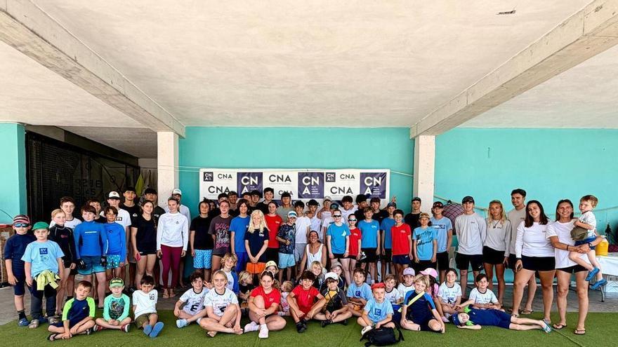 isita el Club Nàutic S'Arenal tras proclamarse subcampeona del mundo de 49er FX