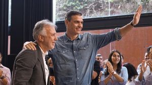 Pedro Sánchez (d) y Ángel Víctor Torres (i) en una acto celebrado en 2023 en Canarias.