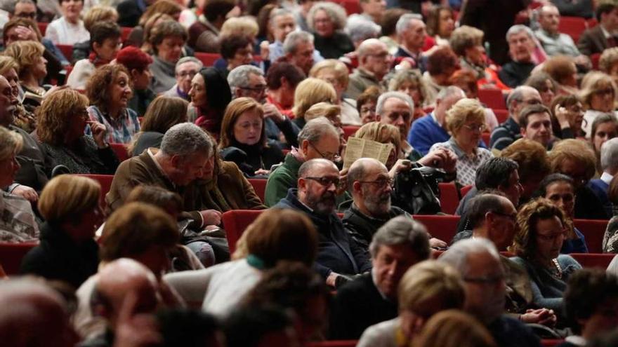 Espectadores que asistieron anoche a la representación de la obra, en el auditorio del complejo de la ría.