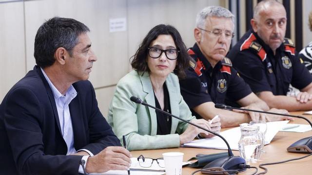 Josep Lluís Trapero (esquerra), al costat de la consellera Núria Parlon, ahir.  | QUIQUE GARCÍA / EFE