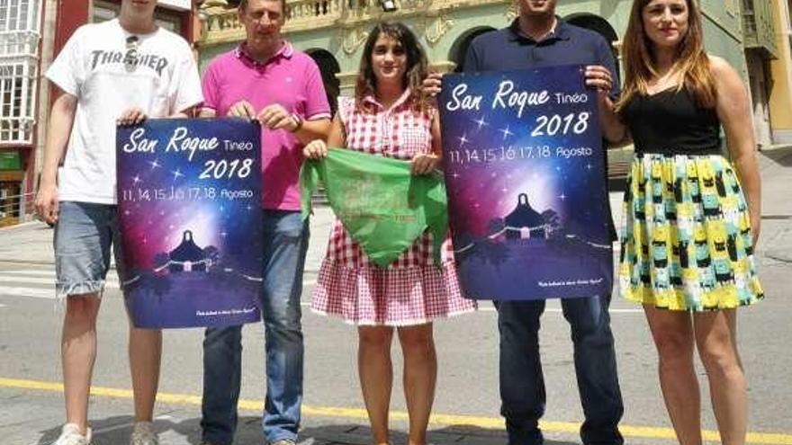 Jorge Riopedre (representante de las peñas), José Ramón Feito, Carlota Fernández, Santiago Rodríguez y Raquel González, con el cartel de las fiestas de Tineo.