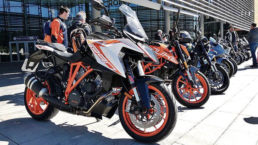 Vorne links steht die KTM 1290 Super Duke. Mit ihr kann man ruhig auch mal querfeldein fahren.