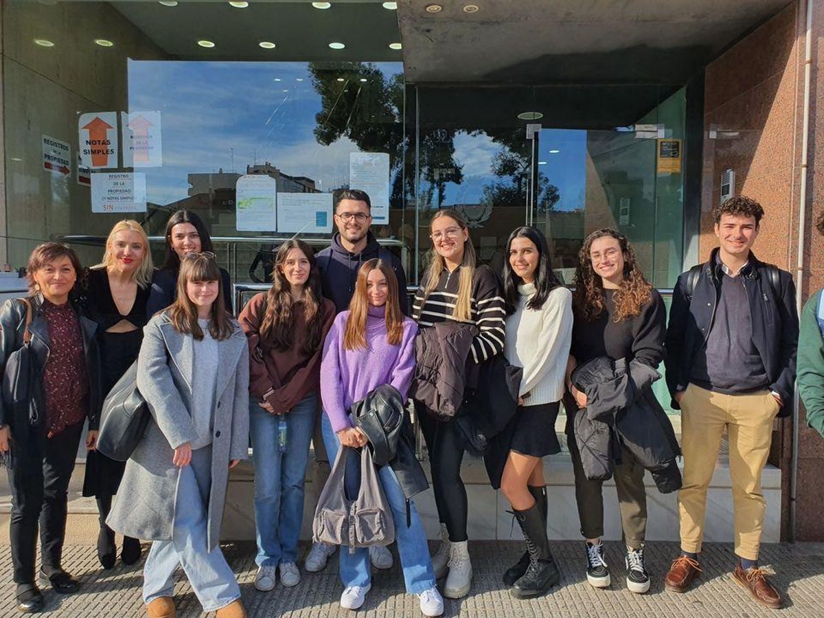 Alumnos de Derecho tras la sesión en el Resgistro de la Propiedad.