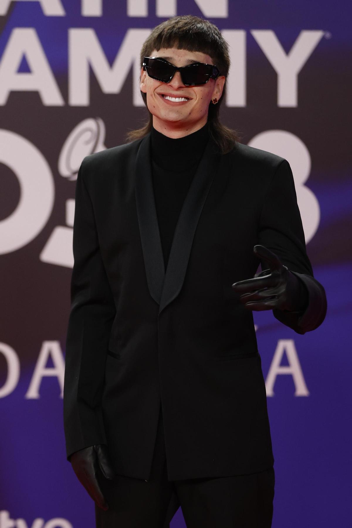 El cantante y compositor mexicano Emilio Kabande, conocido como Peso Pluma, posa para los fotógrafos en la alfombra roja de la gala anual de los Latin Grammy, este jueves en Sevilla