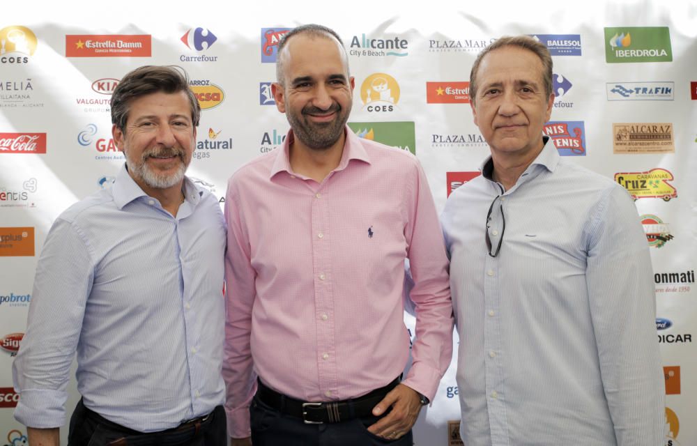 El director de InformacionTV, Adrián Ivorra, en el centro, con José Carlos Pérez y Fernando Álvarez, de Coca-Cola.