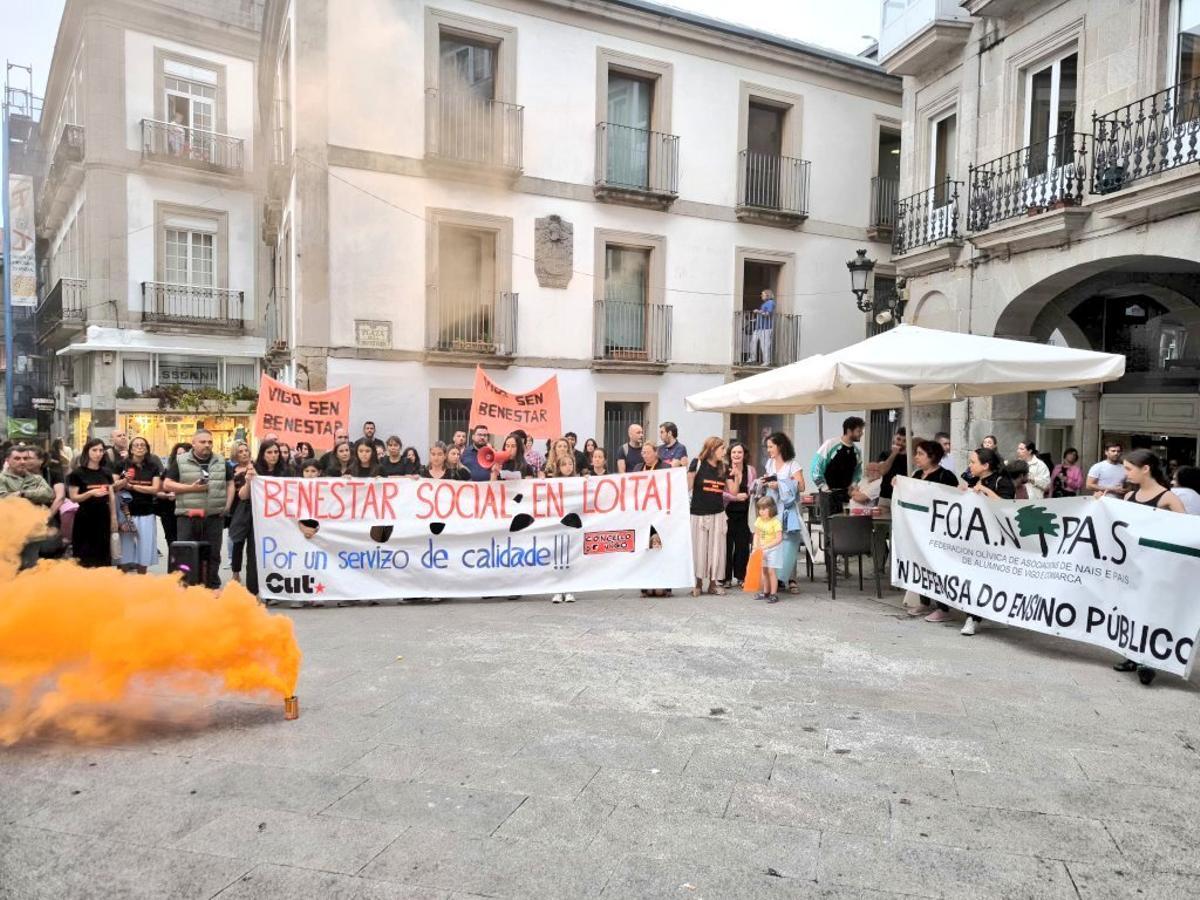 Las trabajadoras sociales, en Praza da Constitución, junto a miembros de la Federación Olívica de Asociaciones de Madres y Padres del Alumnado de Vigo y Comarca (Foanpas).