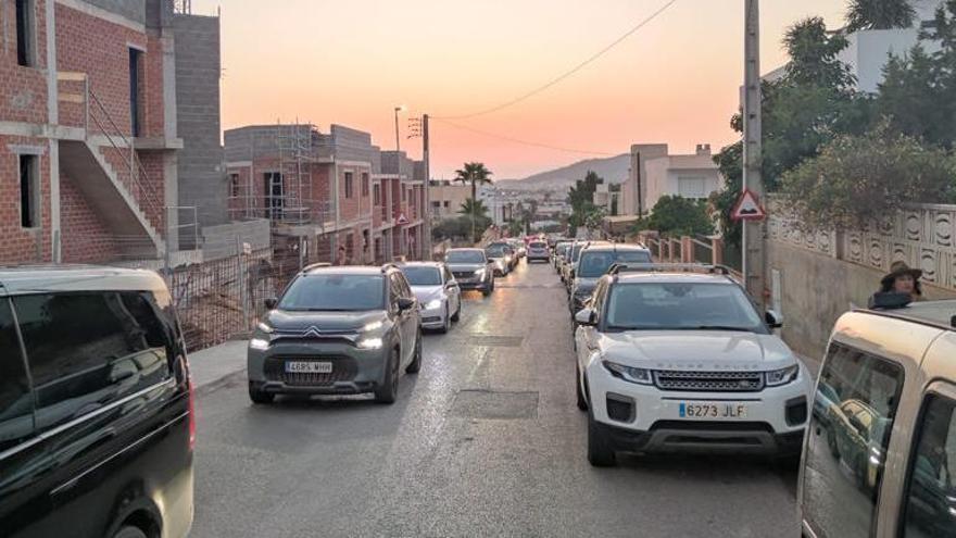 VÍDEO: Varios turistas caminan por el borde de la autovía de Ibiza después de la primera fiesta de la nueva sala de Can Bonet